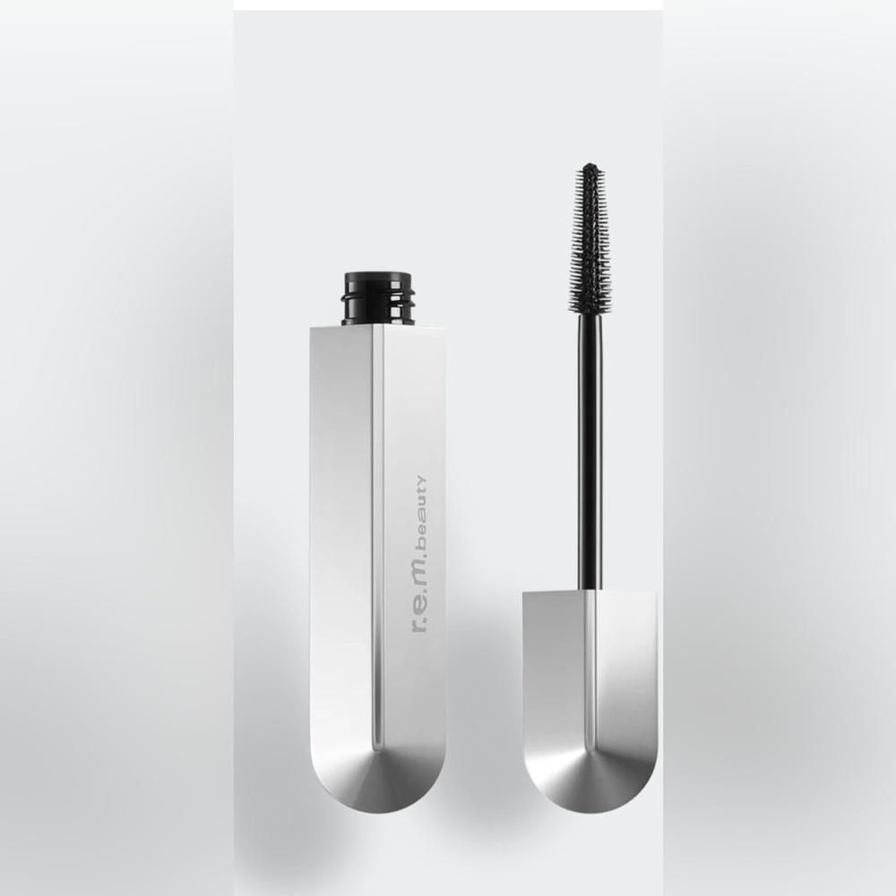 💋💋Ariana Grande• r.e.m. beauty Silver Mascara•Midnight Black🖤